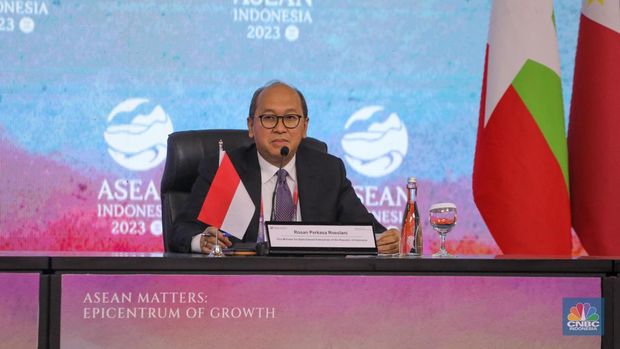 Wakil Menteri BUMN, Rosan Roeslani dalam konferensi pers terkait ASEAN Indo Pasific Forum yang diselenggarakan saat KTT ke-43 ASEAN di Jakarta pada Selasa (5/9/2023). (վ/Faisal Rahman)