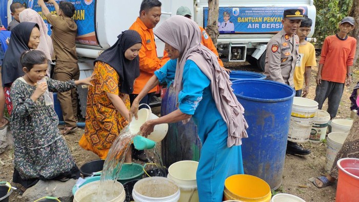 Warga antre untuk mendapatkan air bersih di Lebak (Fathul/detikcom)