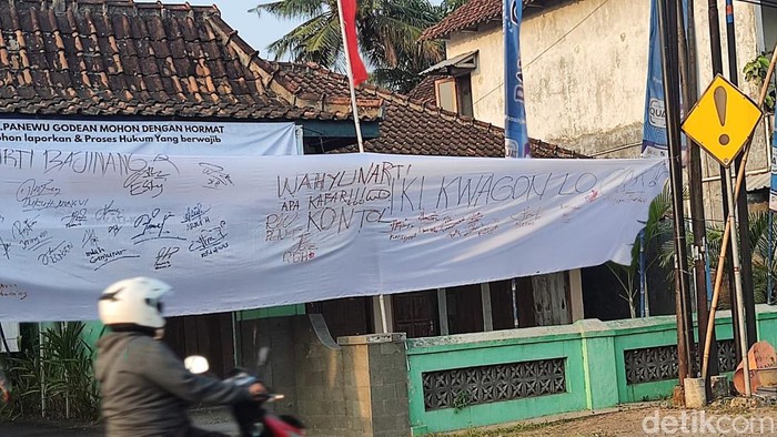 Spanduk yang dipasang warga Sidorejo menuntut agar Jagabaya Kalurahan Sidorejo mundur.