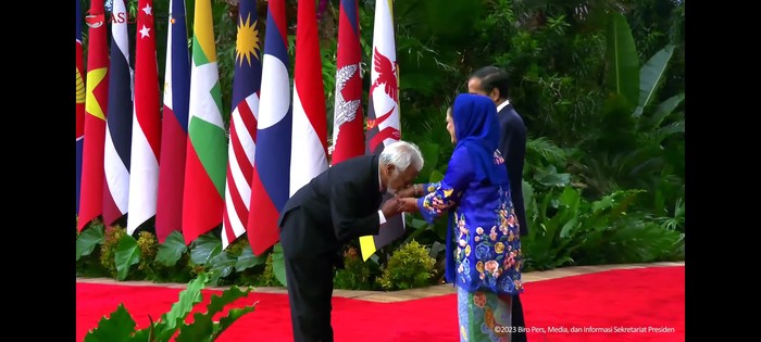 Xanana Gusmao cium tangan Iriana (Marlinda/detikcom)