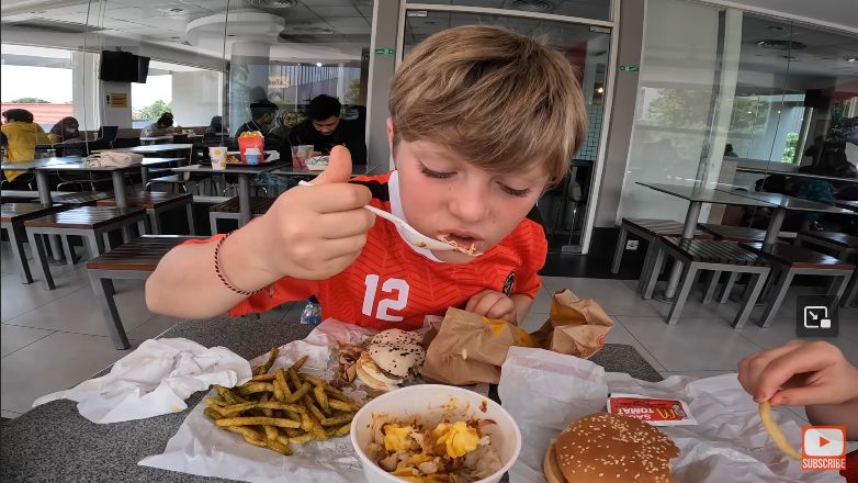 YouTuber Amerika cicip menu McDonald's Indonesia