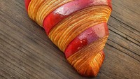 Tak kalah dengan croissant buatan bakery bintang lima. Croissant rumahan ini tampil berkilau dengan warna merah cerah. Foto: BoredPanda/Site News