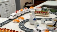 Jika sushi disajikan di atas kereta dengan hiasan seperti ini, dijamin bikin kita tak tega untuk memakannya. Foto: BoredPanda/Site News