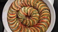 Ratatouille merupakan masakan khas Prancis. Sebelum dipanggang tampilan hidangan ini tampak sempurna dengan susunan yang rapih. Foto: BoredPanda/Site News