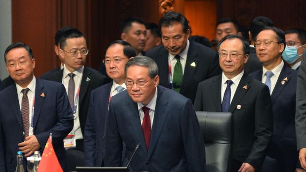 The Premier of the Peoples Republic of China Li Qiang attends the 26th ASEAN-China Summit of the 43rd ASEAN Summit 2023 at the Jakarta Convention Center, Wednesday (6/9/2023). Media Center of The ASEAN Summit 2023/Rommy Pujianto/foc/mifta. *** Local Caption *** Premier of the Peoples Republic of China Li Qiang (tengah) menghadiri ASEAN- China Summit ke-26 pada KTT ke-43 ASEAN 2023 di Jakarta Convention Center, Rabu (6/9/2023). Media Center KTT ASEAN 2023/Rommy Pujianto/foc.