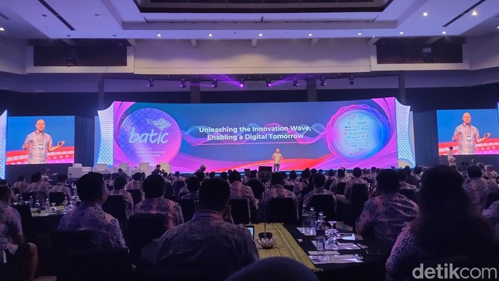 Tepat hari ini, lebih dari 300 perusahaan telko dan digital dari 40 negara berkumpul di Bali. Kira-kira ada apa gerangan yang membawa mereka datang ke Pulau Dewata?