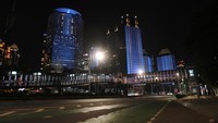 Jalan Jenderal Sudirman tampak lengang.  