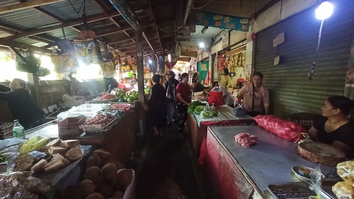 Aktivitas pedagang dan pembeli di Pasar Induk Gadarata Singasana Tabanan, Rabu (6/9/2023). (Chairul Amri Simabur/detikBali)