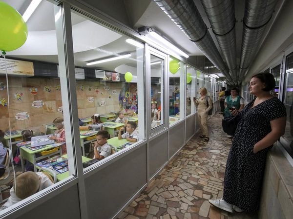 Ancaman Rudal Bikin Anak-anak Ukraina Bersekolah di Stasiun Bawah Tanah