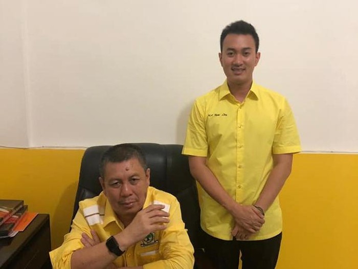 Anggota DPRD Medan M Afri Rizki Lubis (berdiri) bersama ayahnya eks Ketua Golkar Medan Syaf Lubis dalam sebuah kesempatan. (Foto: Dok Pribadi Rizki Lubis)