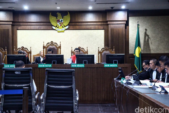 Rafael Alun Trisambodo mengajukan nota keberatan atau eksepsi atas dakwaan jaksa KPK. Rafael meminta majelis hakim Pengadilan Tipikor Jakarta membebaskannya.