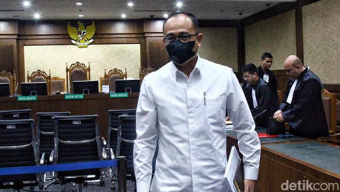 Rafael Alun Trisambodo mengajukan nota keberatan atau eksepsi atas dakwaan jaksa KPK. Rafael meminta majelis hakim Pengadilan Tipikor Jakarta membebaskannya.