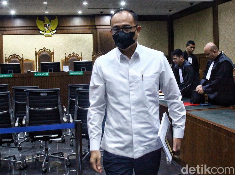 Bacakan Eksepsi, Rafael Alun Minta Dibebaskan