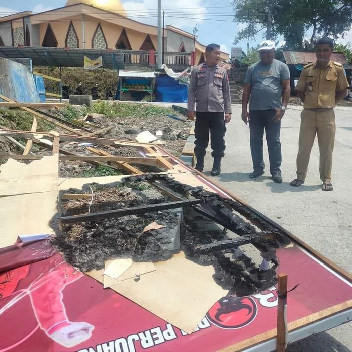 Baliho Ganjar Pranowo dibakar di Buton Tengah, Sultra.