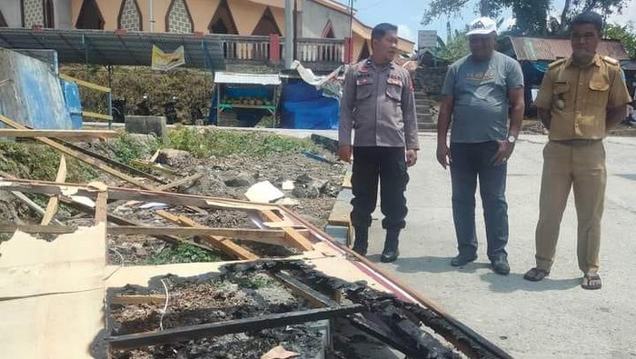 Baliho Ganjar Pranowo dibakar di Buton Tengah, Sultra.