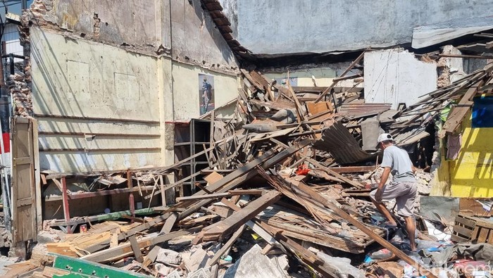 Bangunan toko onderdil di Kapasari, Surabaya yang ambruk gegara getaran proyek gorong-gorong.