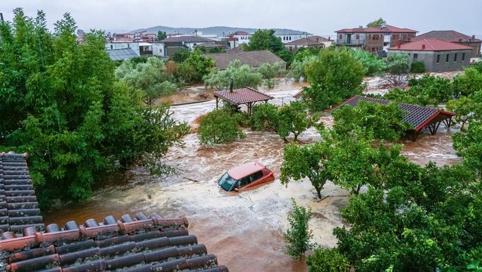 Banjir Dahsyat Terjang Yunani, 1 Orang Tewas Tertimpa Tembok Roboh A car is submerged under water during a storm on mount Pelion, near Volos, Greece, September 5, 2023. Thanassis Kalliaras/Eurokinissi via REUTERS ATTENTION EDITORS - THIS PICTURE WAS PROVIDED BY A THIRD PARTY. NO RESALES. NO ARCHIVES. NO EDITORIAL SALES IN GREECE. GREECE OUT.