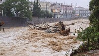 Selain itu lima orang dilaporkan hilang, kemungkinan tersapu banjir. (Sevina Dariotou/Eurokinissi via REUTERS)