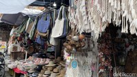 Kedua, jika traveler sudah menemukan barang yang diinginkan dan mendapatkan harga yang mahal, traveler dapat melakukan tawar menawar dengan penjual. Tapi ingat harus dalam batas wajar ya traveler. Jangan lupa membawa uang tunai, karena beberapa toko belum menyediakan metode pembayaran non tunai. Pastikan selalu memeriksa kualitas barang sebelum meninggalkan toko ya traveler. 