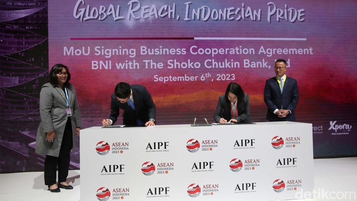 BNI Gandeng Bank Jepang dan Korea PT Bank Negara Indonesia (Persero) Tbk atau BNI melakukan kerja sama dengan dua bank internasional sekaligus yaitu The Shoko Chukin Bank Ltd Jepang dan The Export Import Bank of Korea atau Exim Bank Korea. Hal ini dilakukan dalam momentum KTT ke-43 ASEAN tepatnya di sela sela agenda ASEAN Indo-Pacific Forum (AIPF), Rabu (6/9/2023).