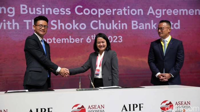 BNI Gandeng Bank Jepang dan Korea PT Bank Negara Indonesia (Persero) Tbk atau BNI melakukan kerja sama dengan dua bank internasional sekaligus yaitu The Shoko Chukin Bank Ltd Jepang dan The Export Import Bank of Korea atau Exim Bank Korea. Hal ini dilakukan dalam momentum KTT ke-43 ASEAN tepatnya di sela sela agenda ASEAN Indo-Pacific Forum (AIPF), Rabu (6/9/2023).