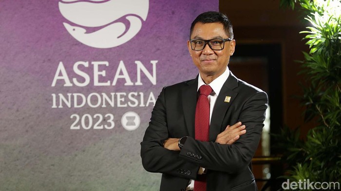 Bos PLN Beberkan Strategi Pangkas Emisi Direktur Utama PT PLN (Persero) Darmawan Prasodjo mengungkap sejumlah strategi untuk memangkas emisi. Hal itu disampaikan dalam forum ASEAN-AIPF.