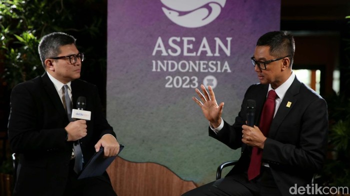 Direktur Utama PT PLN (Persero) Darmawan Prasodjo mengungkap sejumlah strategi untuk memangkas emisi. Hal itu disampaikan dalam forum ASEAN-AIPF.
