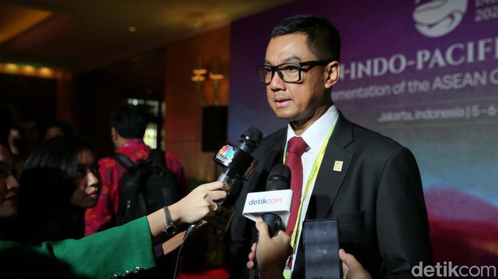 Direktur Utama PT PLN (Persero) Darmawan Prasodjo mengungkap sejumlah strategi untuk memangkas emisi. Hal itu disampaikan dalam forum ASEAN-AIPF.