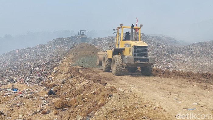 Buldozer Meratakan Tanah di Tengah Gunungan Sampah TPA Sarimukti yang Dibelah Petugas Damkar