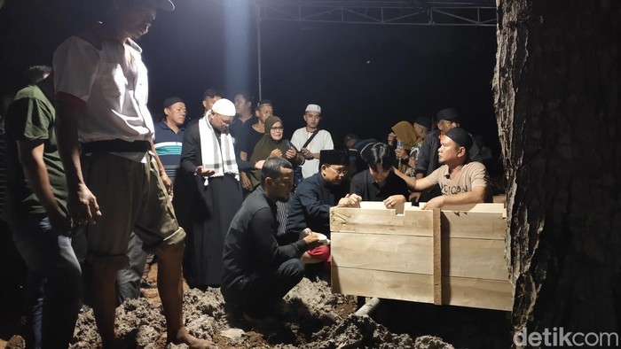 Bupati Muratara saat ikut memakamkan jenazah adiknya