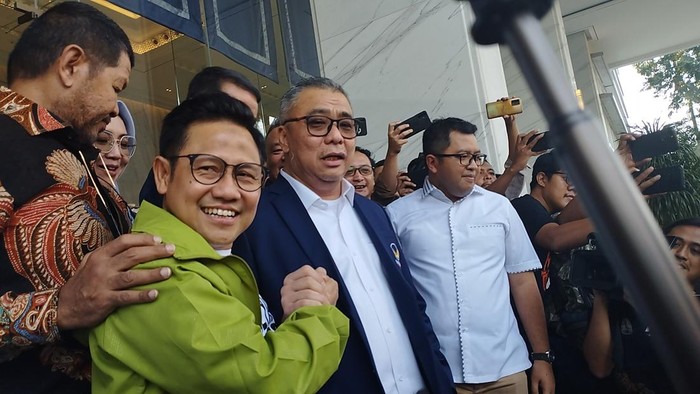 Ketum Partai Kebangkitan Bangsa (PKB) Muhaimin Iskandar atau Cak Imin mendatangi NasDem Tower. Kedatangan Cak Imin disambut oleh Waketum Partai Nasdem Ahmad Ali.