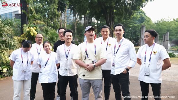 Chef Arnold, sebagai salah satu chef yang dipercaya untuk menangani hidangan para tamu delegasi untuk Gala Dinner KTT ke-43 ASEAN. (Tangkapan Layar Youtube Sekretariat Presiden)