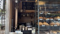 Untuk makanan kedai ini menyediakan croissant. Adapun, minuman tersedia berbagai varian teh, kopi, dan smoothies. Harga makanan dan minuman di sini variatif, mulai dari harga Rp 45.000 sampai Rp 80.000.