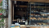 Berlokasi di tengah keramaian Canggu tempat ini diramaikan oleh turis mancanegara yang datang ke tempat ini sebelum mereka berselancar di Pantai Batu Bolong biasanya turis mampir untuk take away menu dari Gigi Susu. 