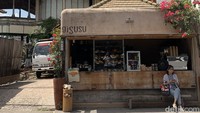 Gigi susu merupakan sebuah tempat unik di daerah Canggu. Kedai kopi ini memiliki konsep coffee to go yang memungkinkantraveler membeli kopi secara take away.