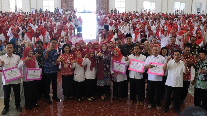 Dinas Pendidikan Klaten menyalurkan tunjangan kesejahteraan bagi 2.147 guru dan pegawai honorer. Total tunjangan yang disalurkan Rp 4.113.540.000, Rabu (6/9/2023).