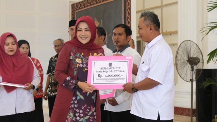 Dinas Pendidikan Klaten menyalurkan tunjangan kesejahteraan bagi 2.147 guru dan pegawai honorer. Total tunjangan yang disalurkan Rp 4.113.540.000, Rabu (6/9/2023).