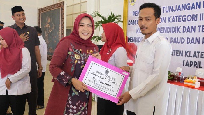 Dinas Pendidikan Klaten menyalurkan tunjangan kesejahteraan bagi 2.147 guru dan pegawai honorer. Total tunjangan yang disalurkan Rp 4.113.540.000, Rabu (6/9/2023). Dinas Pendidikan Klaten menyalurkan tunjangan kesejahteraan bagi 2.147 guru dan pegawai honorer. Total tunjangan yang disalurkan Rp 4.113.540.000, Rabu (6/9/2023).