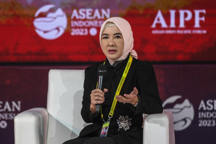 Dirut PT Pertamina (Persero) Nicke Widyawati (kanan) didampingi moderator sekaligus BBC Asia Business Correspondent Nick Marsh menyampaikan paparan saat menjadi pembicara dalam CEO Talk dengan tema Mengembangkan infrastruktur hijau di Indo-Pasifik pada hari kedua ASEAN-Indo-Pacific Forum 2023 di Hotel Mulia, Jakarta, Rabu (6/9/2023). ANTARA FOTO/Media Center KTT ASEAN 2023/Galih Pradipta/aww.