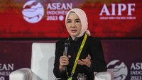 Direktur Utama Pertamina Nicke Widyawati mengatakan transisi energi yang sedang digaungkan oleh banyak negara harus bisa menghadirkan kemandirian bagi Indonesia. Pasalnya, Indonesia memiliki sumber daya alam yang cukup potensial untuk mendukung transisi energi hingga mencapai zero emission.  