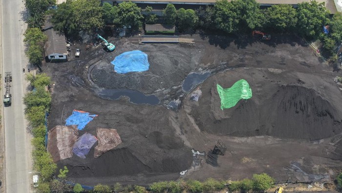 Foto udara suasana perusahaan penyimpanan (stockpile) batu bara yang tidak beroperasi di kawasan Raya Cakung-Cilincing, Jakarta, Rabu (6/9/2023). Dinas Lingkungan Hidup DKI Jakarta memberikan sanksi penghentian paksa aktivitas usaha perusahaan pergudangan dan penyimpanan (stockpile) batu bara setelah terbukti belum mematuhi aturan pengelolaan lingkungan yang berpotensi mencemarkan lingkungan sekitar. ANTARA FOTO/M Risyal Hidayat/tom.