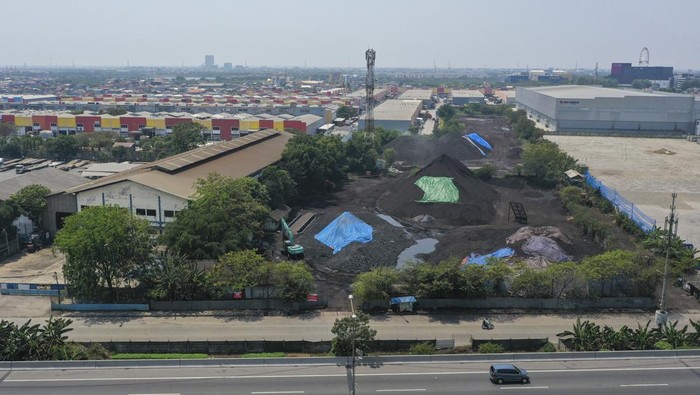 Foto udara suasana perusahaan penyimpanan (stockpile) batu bara yang tidak beroperasi di kawasan Raya Cakung-Cilincing, Jakarta, Rabu (6/9/2023). Dinas Lingkungan Hidup DKI Jakarta memberikan sanksi penghentian paksa aktivitas usaha perusahaan pergudangan dan penyimpanan (stockpile) batu bara setelah terbukti belum mematuhi aturan pengelolaan lingkungan yang berpotensi mencemarkan lingkungan sekitar. ANTARA FOTO/M Risyal Hidayat/tom.