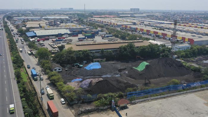 Foto udara suasana perusahaan penyimpanan (stockpile) batu bara yang tidak beroperasi di kawasan Raya Cakung-Cilincing, Jakarta, Rabu (6/9/2023). Dinas Lingkungan Hidup DKI Jakarta memberikan sanksi penghentian paksa aktivitas usaha perusahaan pergudangan dan penyimpanan (stockpile) batu bara setelah terbukti belum mematuhi aturan pengelolaan lingkungan yang berpotensi mencemarkan lingkungan sekitar. ANTARA FOTO/M Risyal Hidayat/tom.