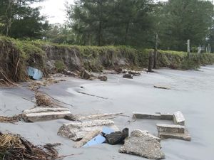 Abrasi, Belasan Makam di Mentawai Terseret ke Laut