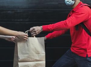 Nekat! Pengantar Makanan Ini Curi Paket di Depan Rumah Pelanggannya
