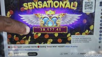 Pantauan detikcom pukul 11.00 WIB akun DPR RI masih melakukan live judi online.  
