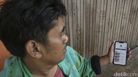 Seorang pengemudi ojek online menunjukkan akun YouTube DPR RI yang tengah live judi online di Depok, Rabu (6/9/2023).    