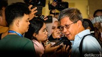 Rocky Gerung tampak datang sendirian tanpa didampingi kuasa hukum.  