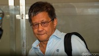 Rocky Gerung mendatangi gedung Bareskrim Polri, Jakarta, Rabu (6/9/2023) untuk diperiksa sebagai terlapor kasus dugaan menghina Presiden Jokowi. Dia tiba sekitar pukul 10.00 WIB.  