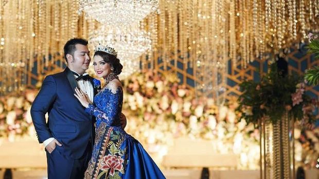 Fandy Harjatno dan Anita Rosifah mencuri perhatian karena menggelar pernikahan yang puluhan tamu undangannya datang mengendarai Lamborghini. (Instagram @fandyanitawedding)